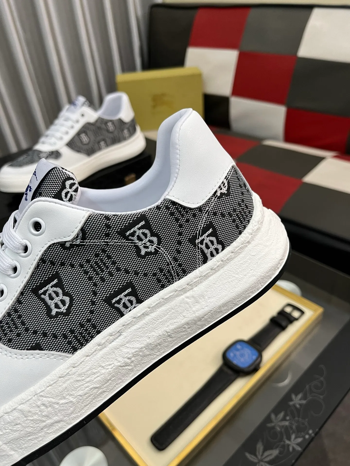 Men's Men's Shoes💰420⌚️⌚️Burberry---Size: 38-44 Burberry men's classic casual shoes! Imported silk cowhide combined with classic plaid fabric, fashionable and British style, imported calfskin lining, super soft and waxy, very comfortable on the feet! 2️⃣colors available